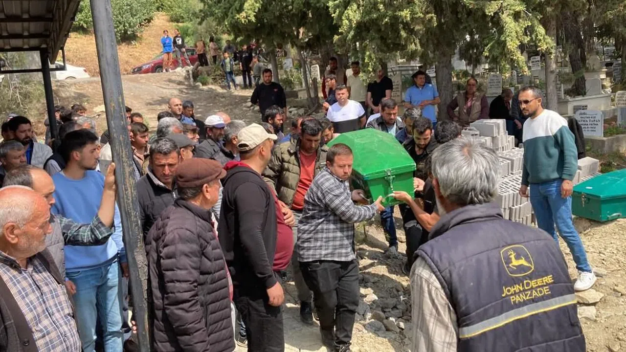 Cinayete kurban giden 3 kişilik ailenin cenazeleri defin edildi