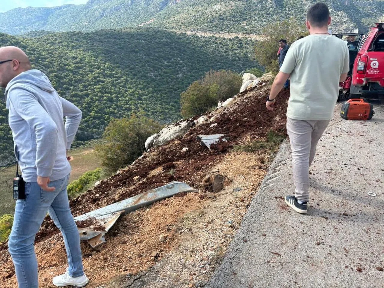 Kamyon 50 metrelik uçurumdan yuvarlandı: 1 ölü