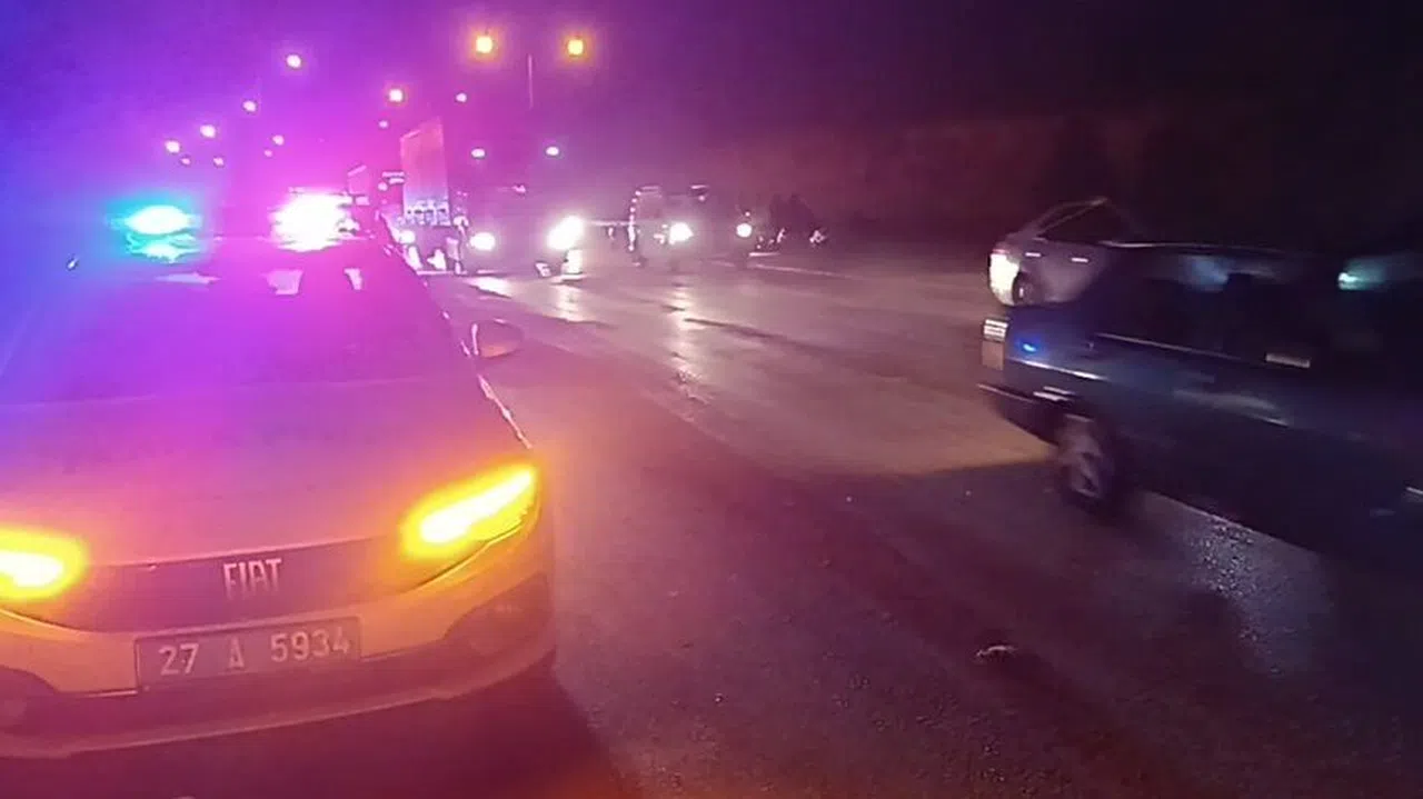 3 tır ile 1 polis aracının karıştığı kazada 4 kişi yaralandı  