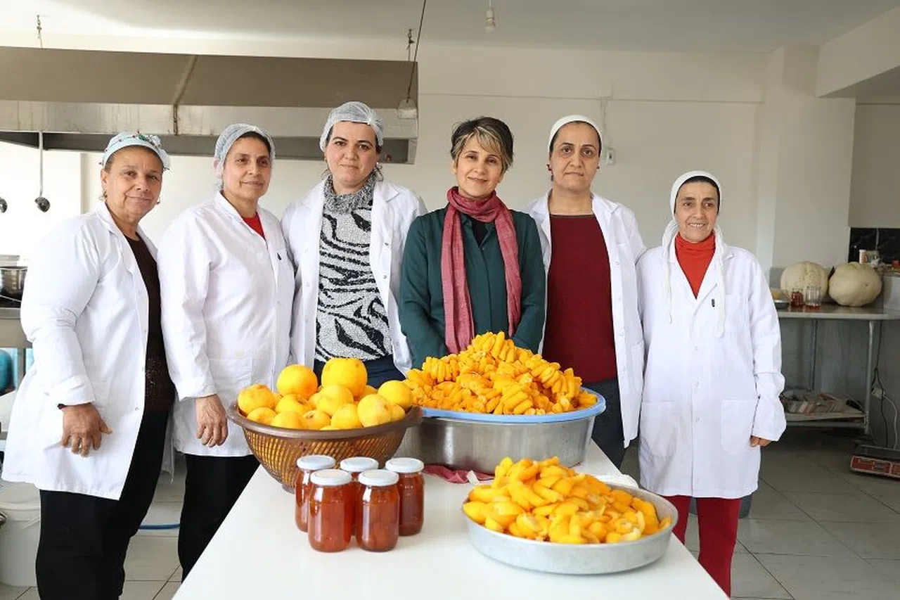 Dalda kalan narenciyenin kabuğu depremzede kadınların elinde reçel oldu