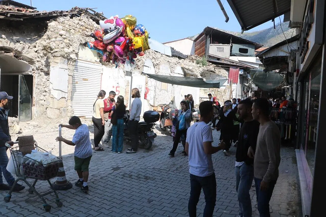 Enkaz çarşısında umut veren bayram alışverişi 