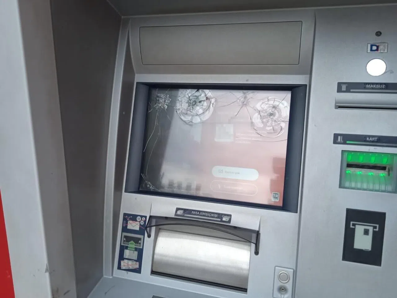 ATM’nin ekranına zarar verildi