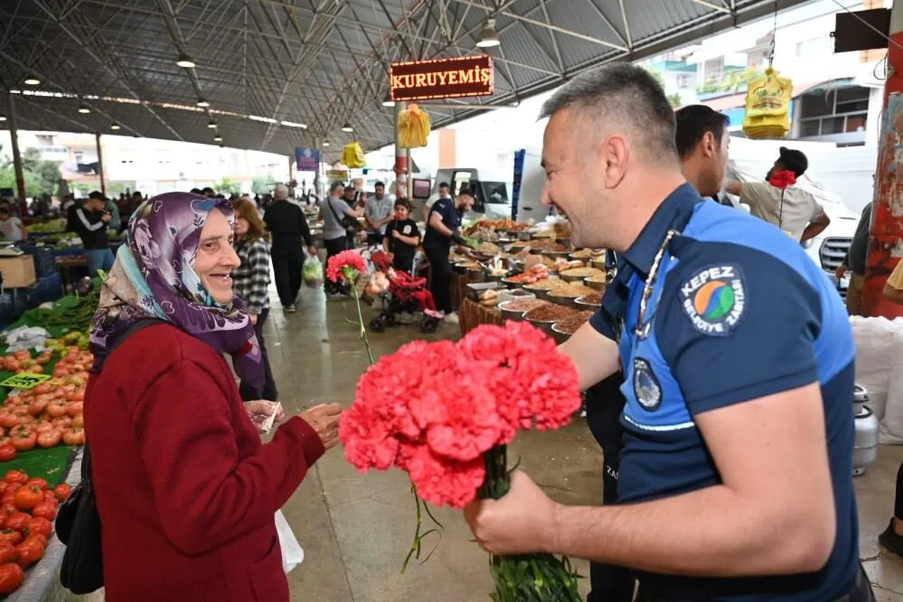 Zabıtadan şeker ve çiçekli bayram tebriği