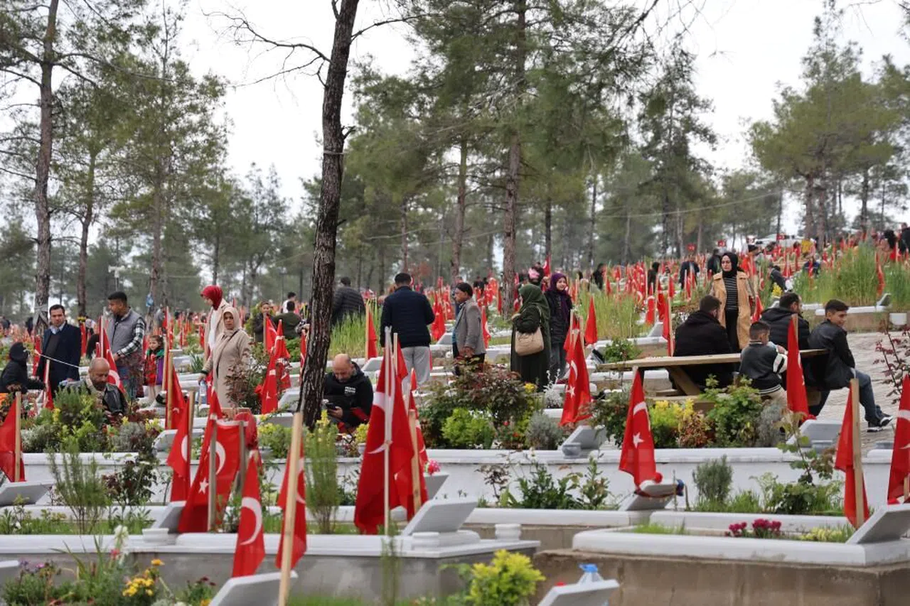 Deprem şehitleri mezarlığında göz yaşları sel oldu