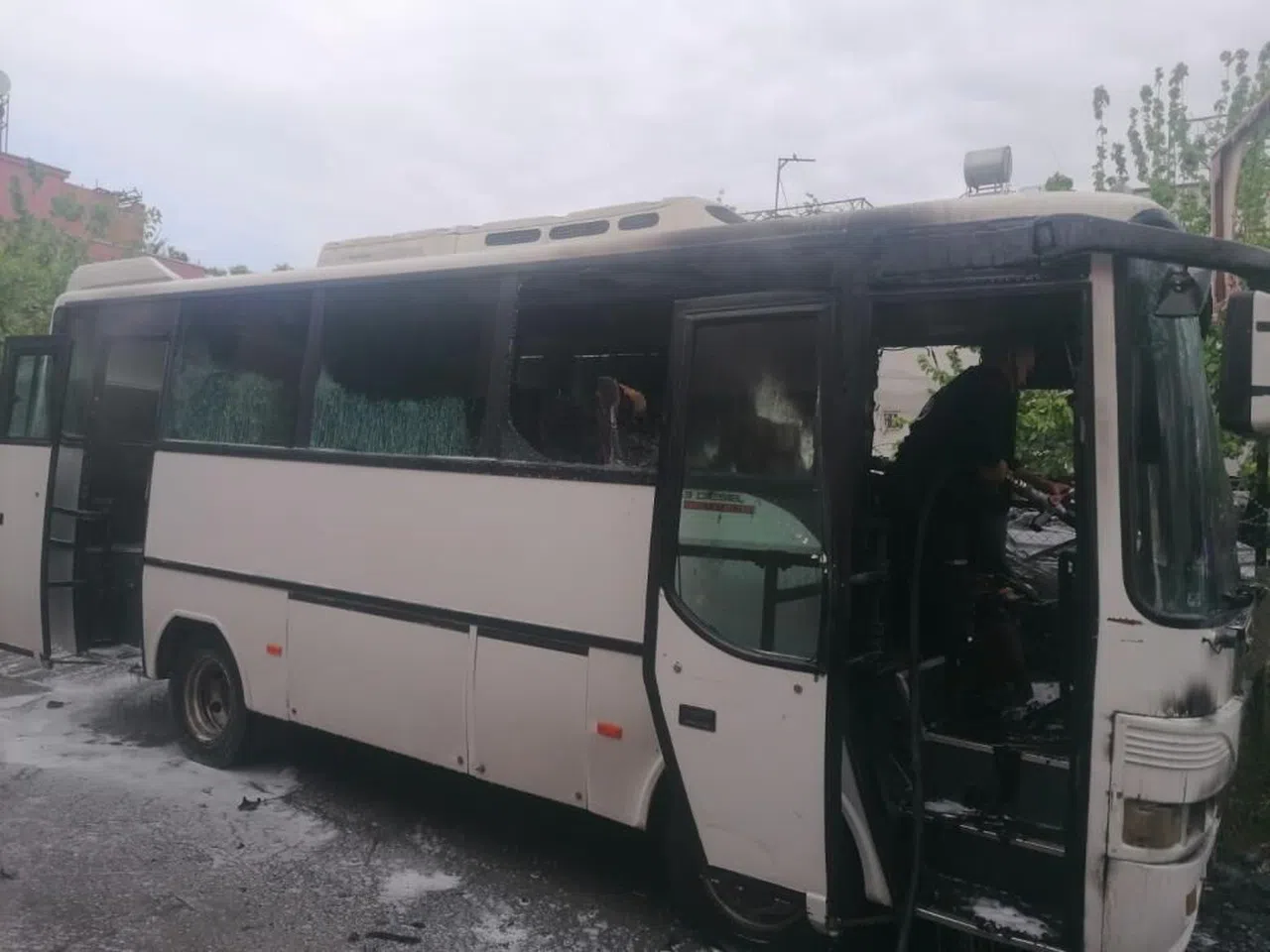 Tarsus'ta servis aracı yandı