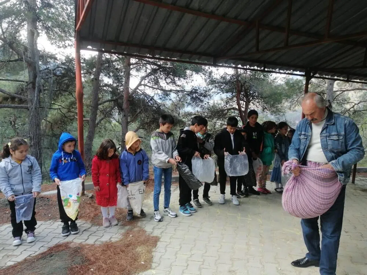 Çocuklara avuç avuç şeker dağıtma geleneği sürüyor