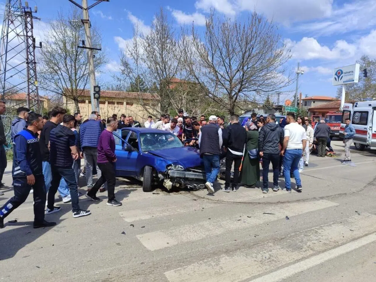 Otomobil ve motosiklet çarpıştı: 10 kişi yaralandı