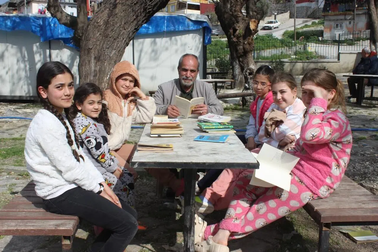 Mahalle muhtarı çocuklara örnek oluyor