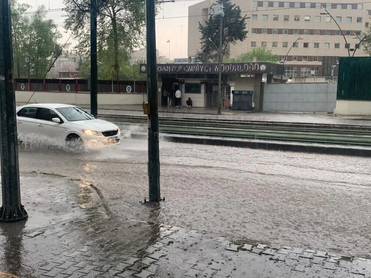 Sağanak yağış sürücülere zor anlar yaşattı