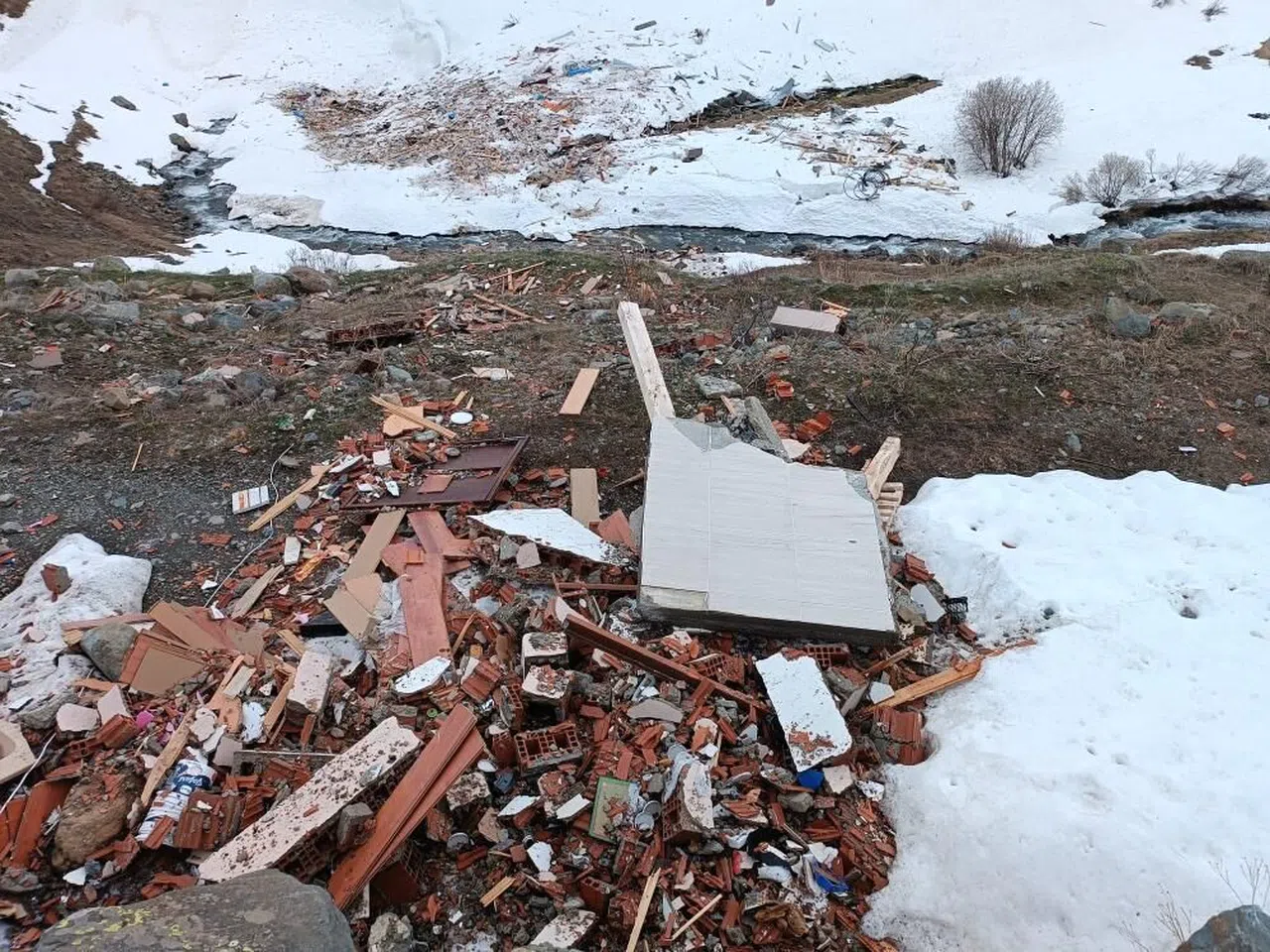 Çığ yayla evlerini yerle bir etti