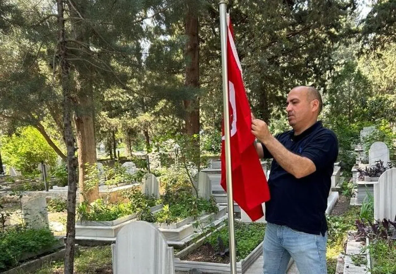 Şehit mezarında bayrak değişimi gerçekleştirdi