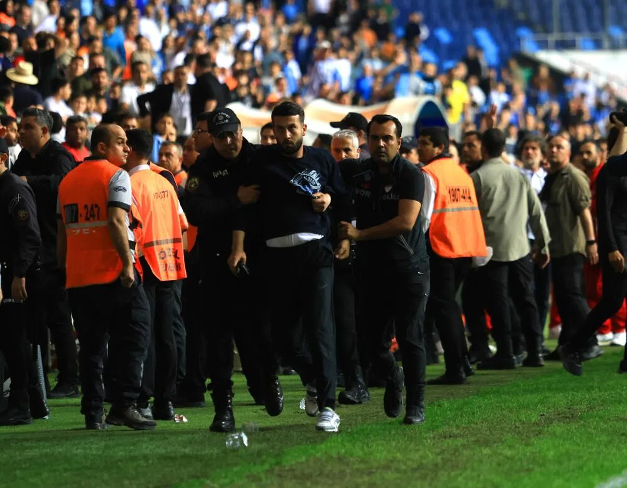 Adana Demirspor - Kayserispor maçı sonrası saha karıştı