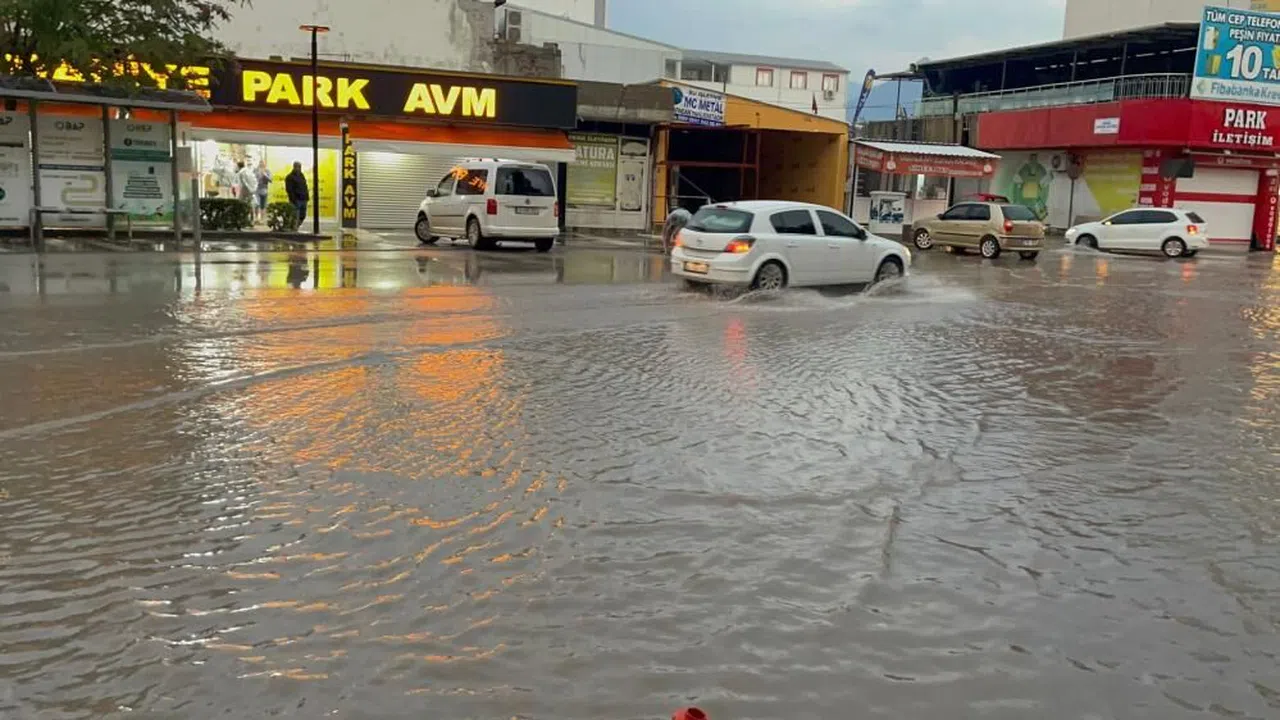Osmaniye’de caddeler göle döndü