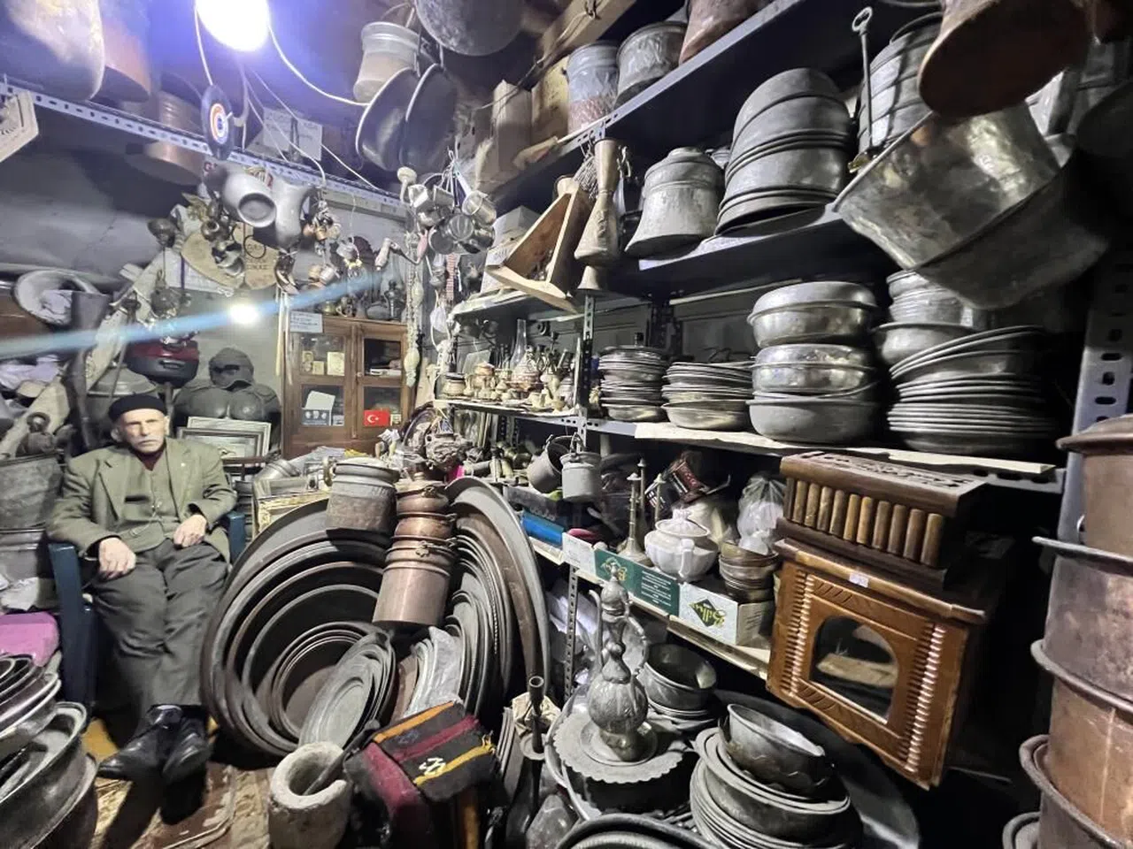 30 yıllık antikacı eşyalarına gözü gibi bakıyor