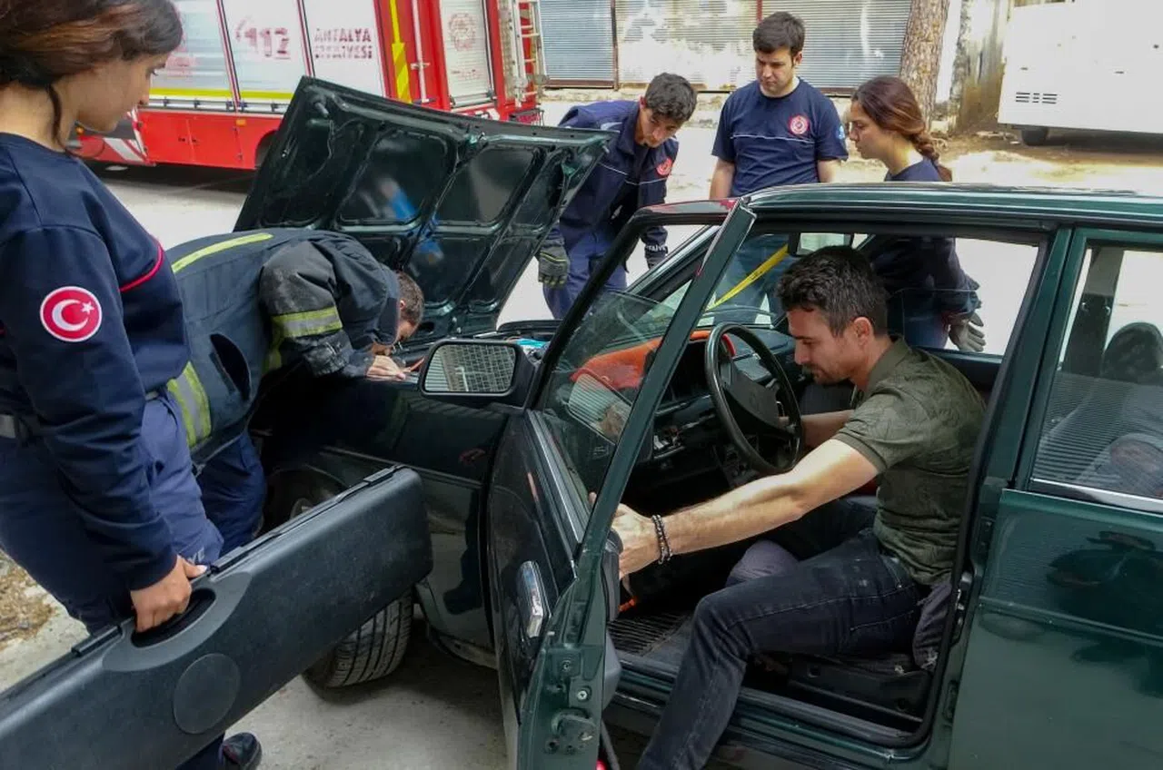 Antalya'da otomobilde yılan alarmı