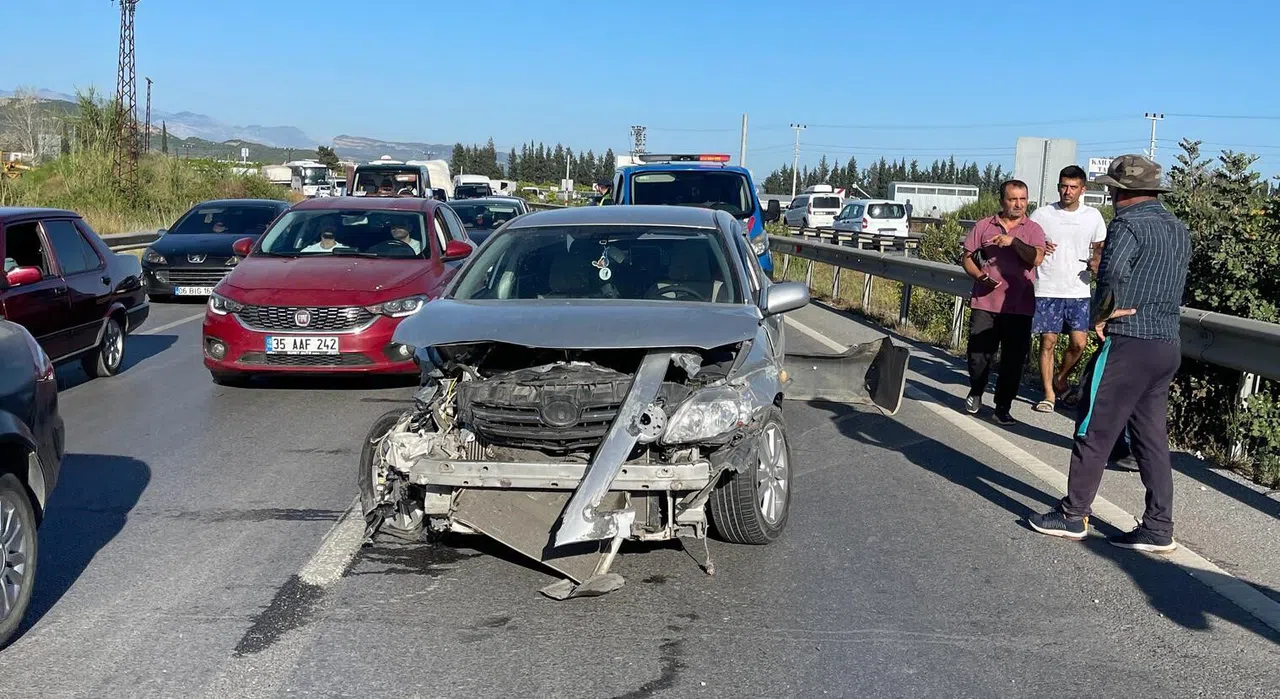 Seyir halindeki otomobil bariyerlere çarptı