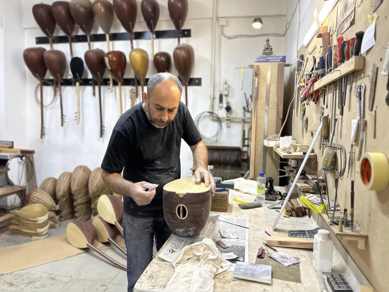 Saz üstatları için 30 yıldır bağlama üretiyor