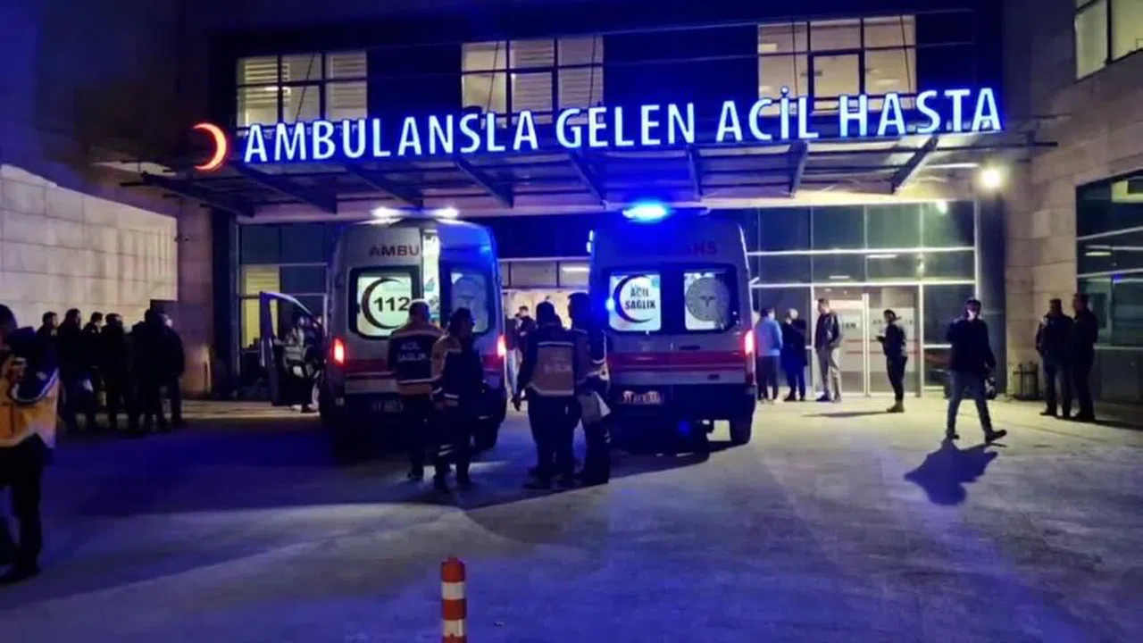 4'üncü kattan atlayan şahıs, başka bir kişinin üzerine düştü