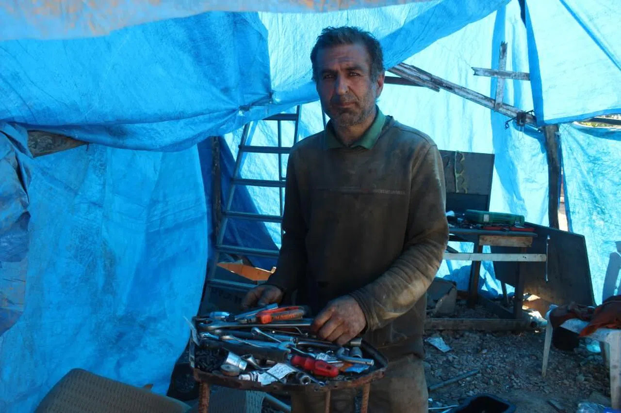 Depremzede ustadan çadırda araç tamiri