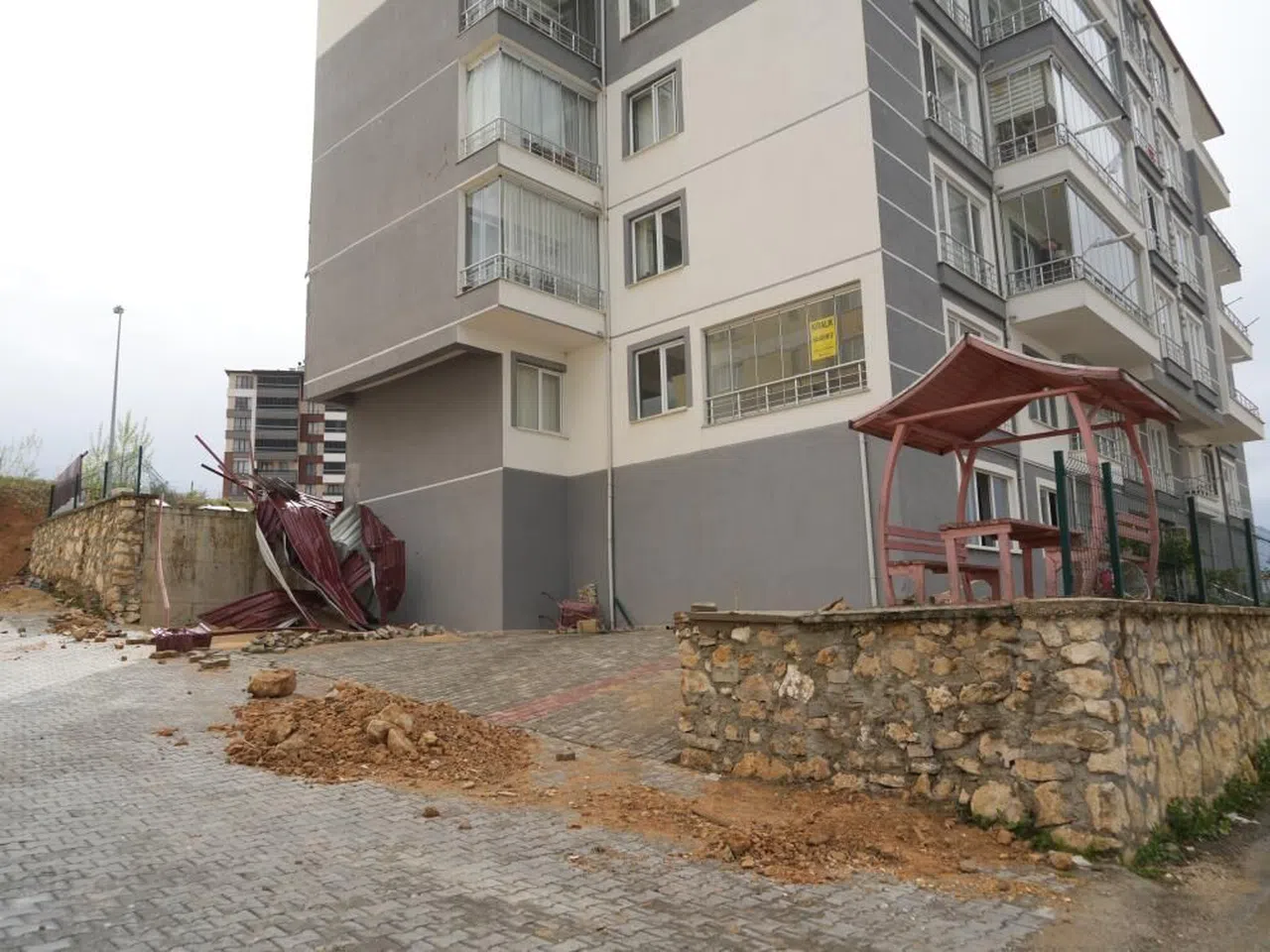 Uçan çatı apartmanın duvarına ok gibi saplandı