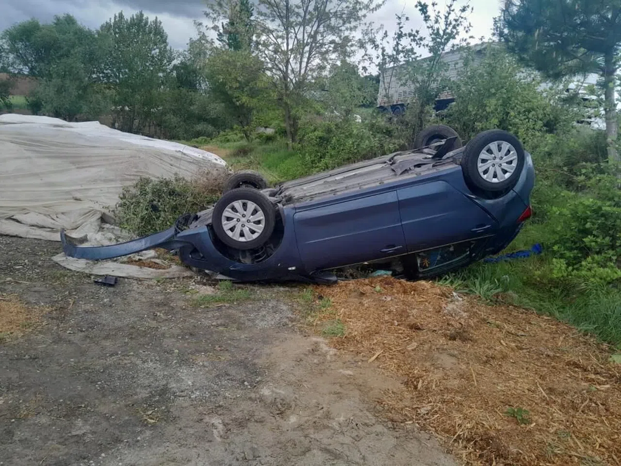 Tırın arkadan çarptığı otomobil takla attı