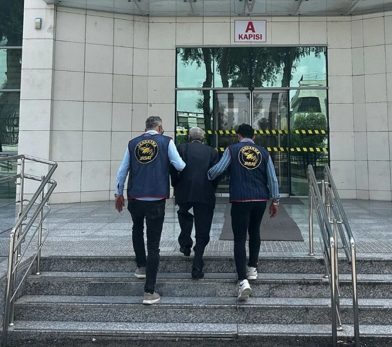 10 hükümlü jandarmadan kaçamadı   