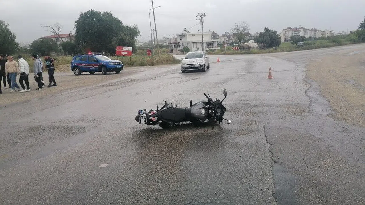 Otomobille çarpışan motosikletin sürücüsü yaralandı  