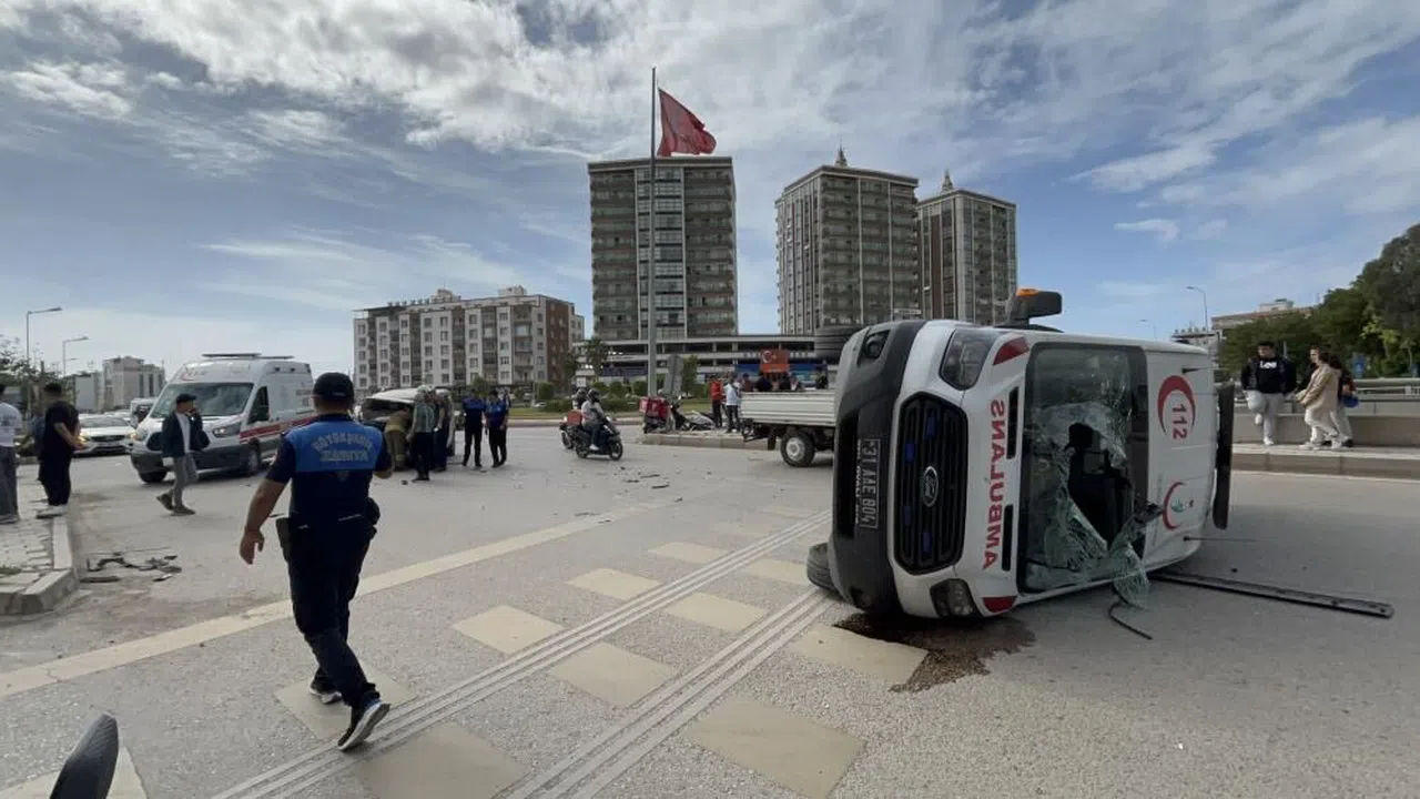 Araçla çarpışan ambulans devrildi: 2 yaralı