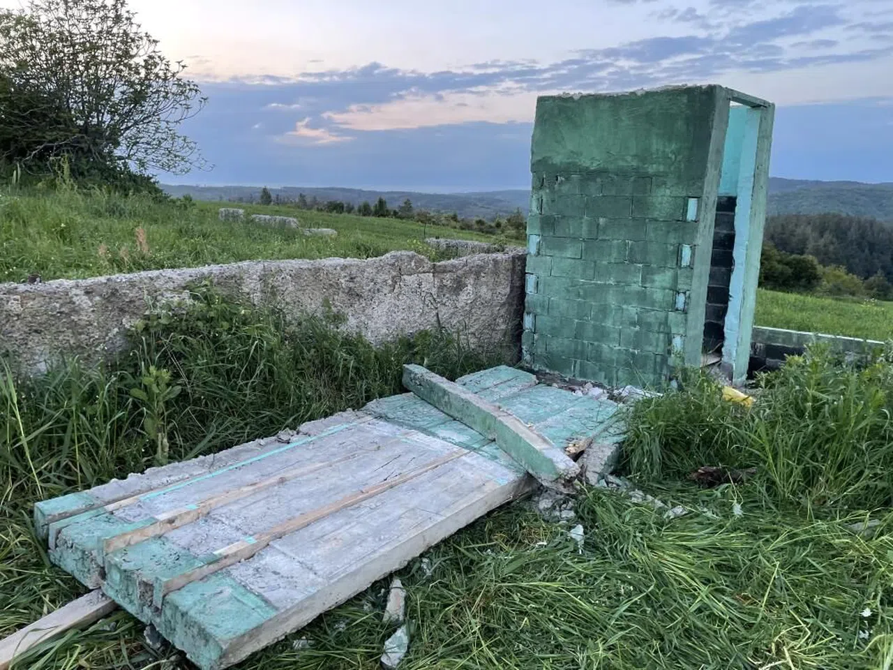 Piknik yapan 2 gencin üzerine beton blok düştü