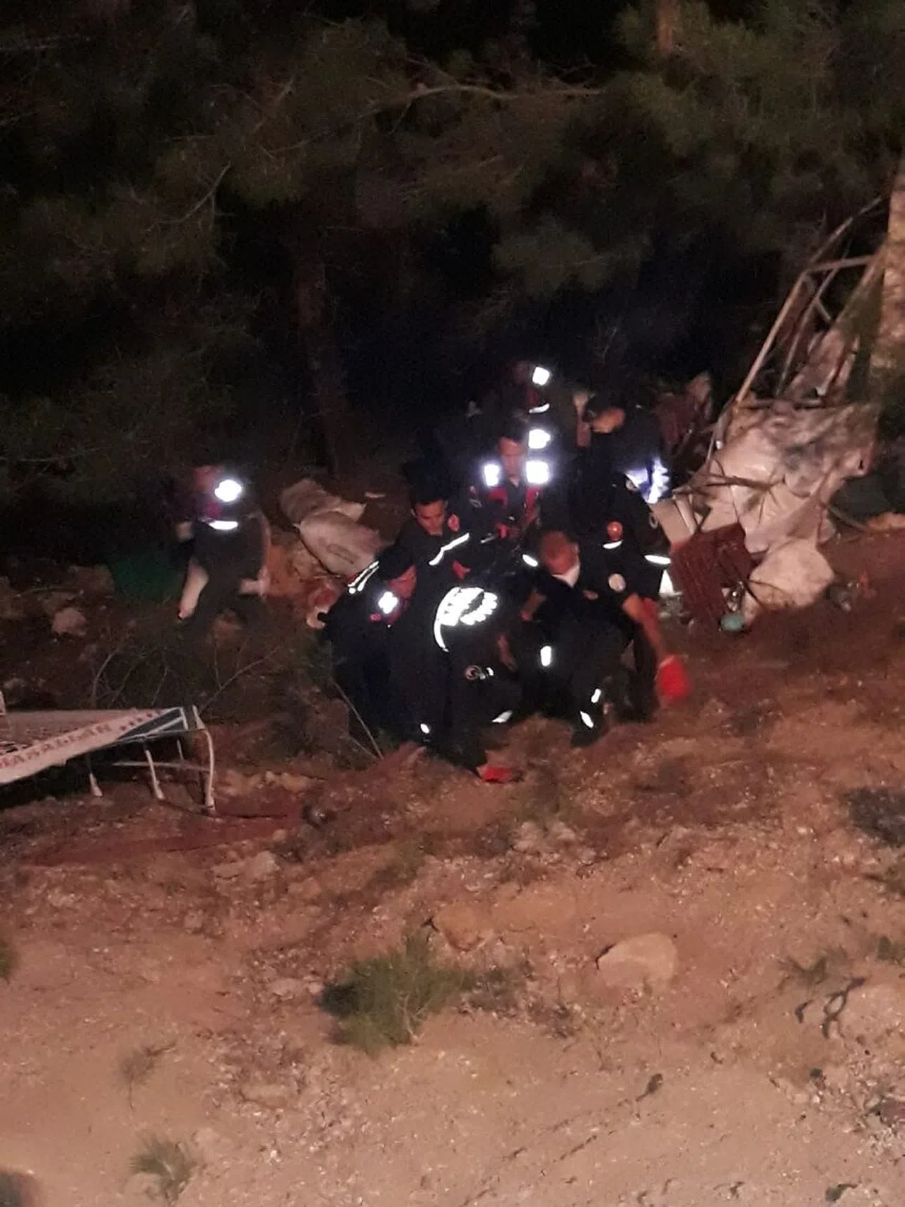 Minibüs uçuruma düşüp yandı: 3 ölü, 18 yaralı 