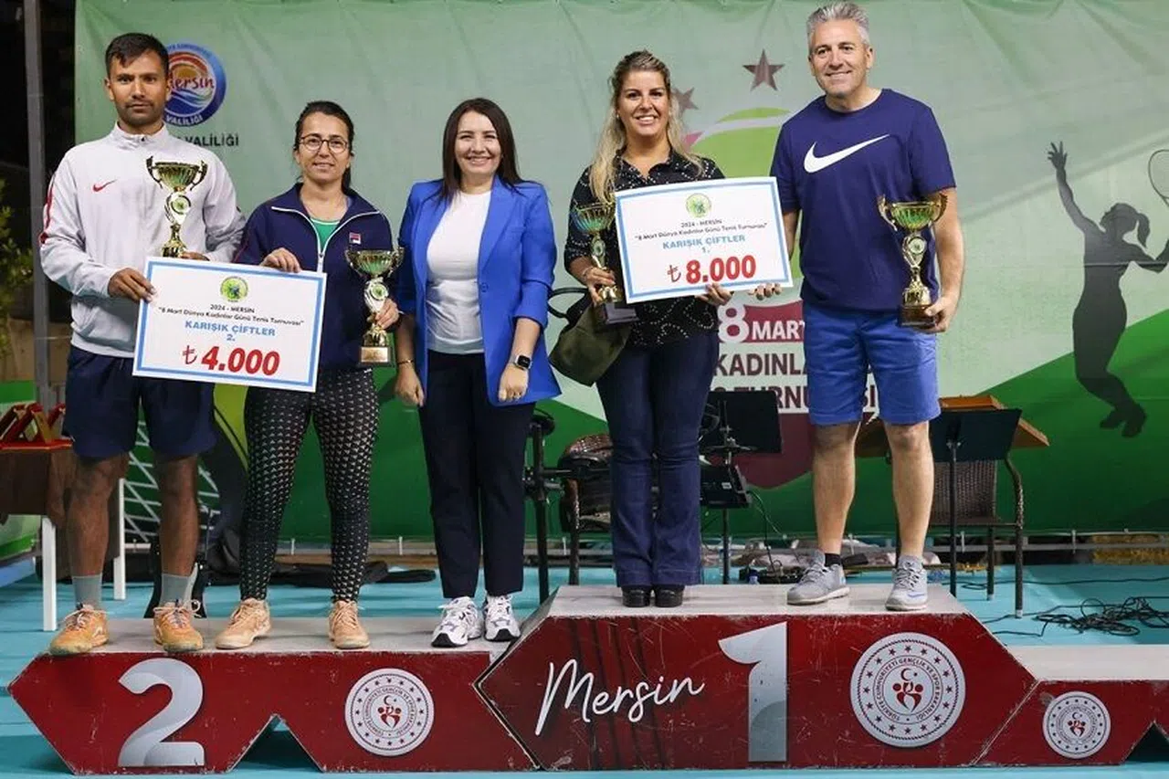 Tenis Turnuvası'nda dereceye girenlere ödülleri verildi  