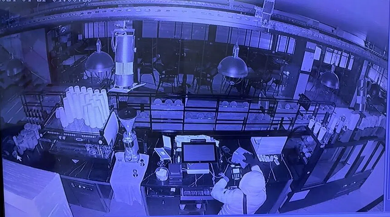 Kasada fazla para bulamayınca personelin eşyasını çaldı