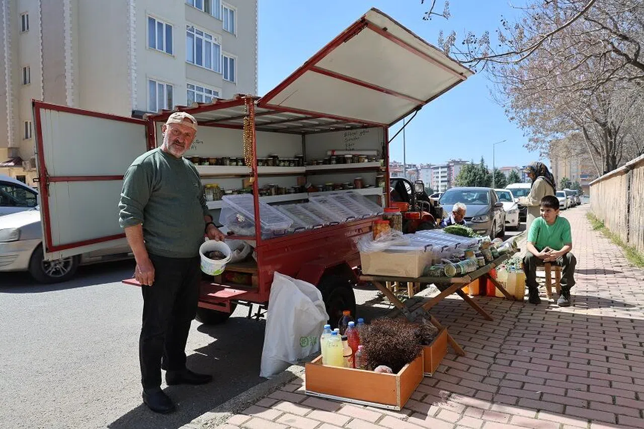 Kahramanmaraş’ta hem satıyor, hem de faydalarını anlatıyor