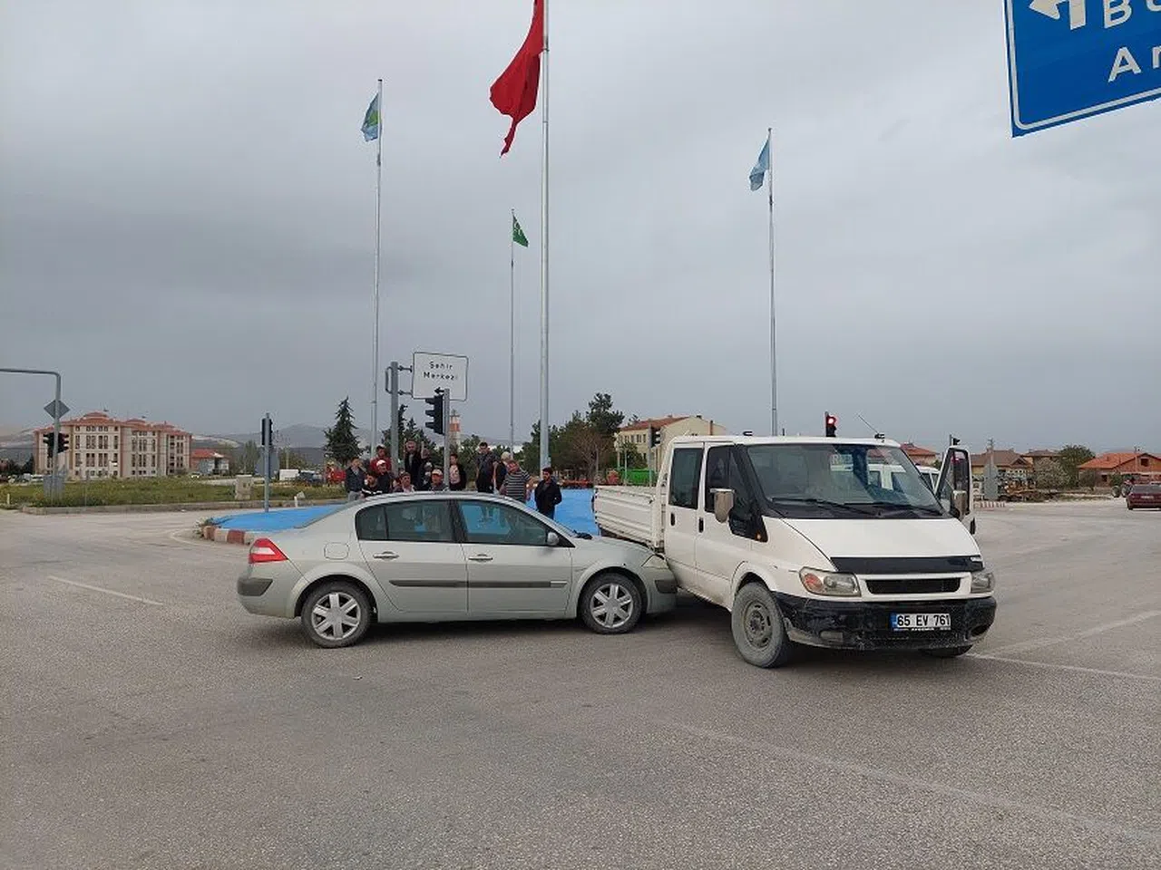 Kırmızı ışık ihlali yapan ehliyetsiz sürücü kazaya neden oldu  