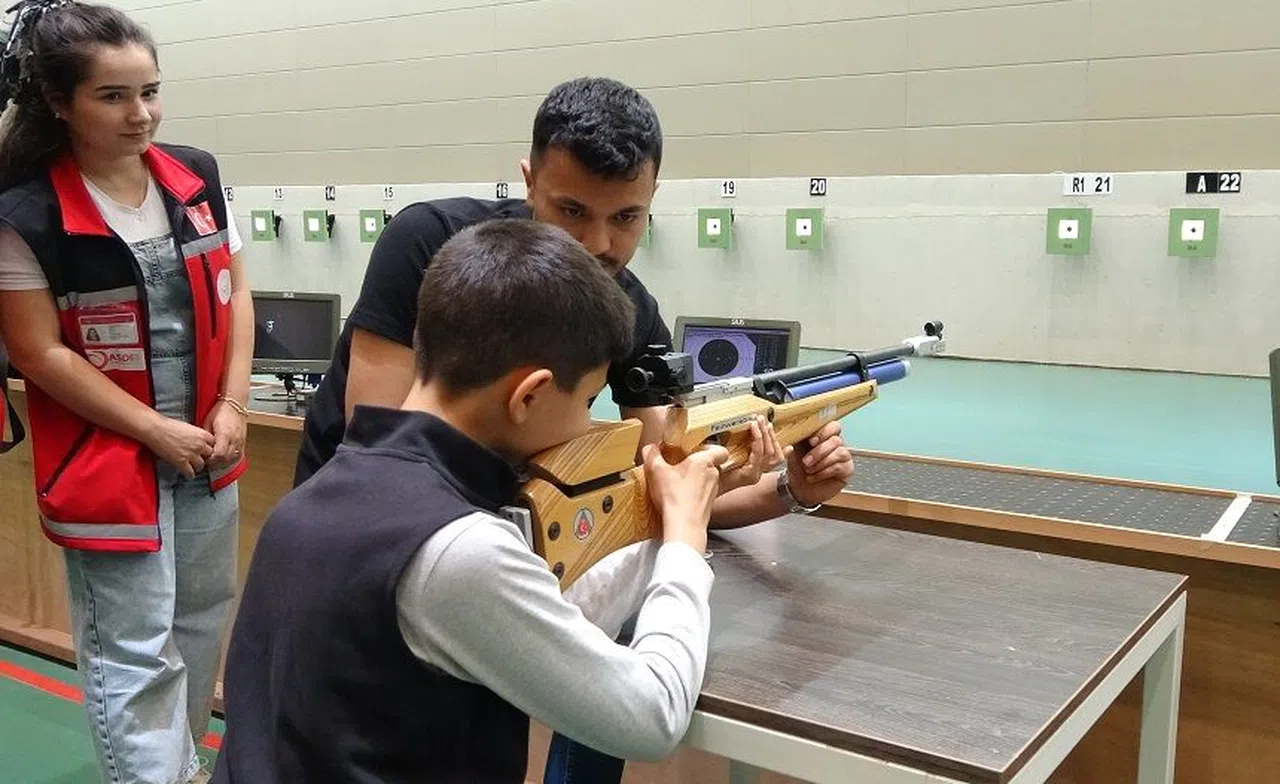 Çocuklar ilk defa havalı tüfekle atış yaptı