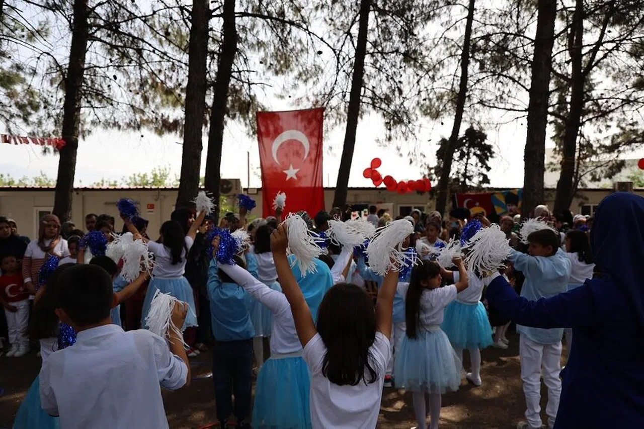 Depremin merkezinde 23 Nisan coşkusu