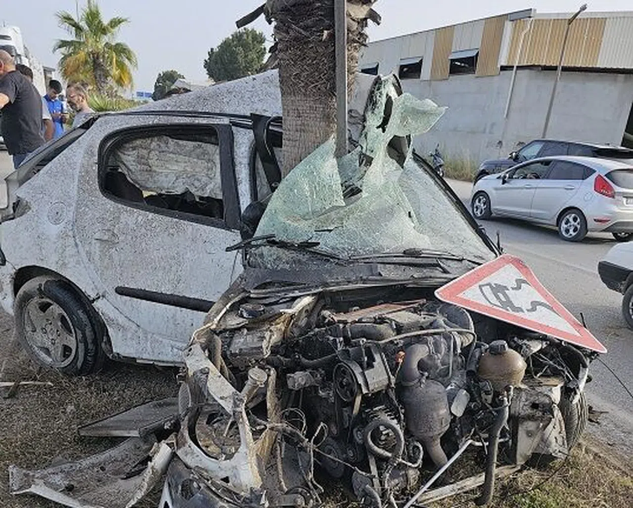 Hurdaya dönen araçtan sağ çıktı