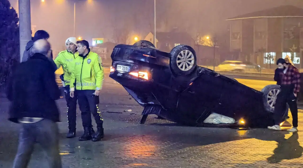 Babasından izinsiz aldığı aracı hurdaya çevirdi: 3 yaralı