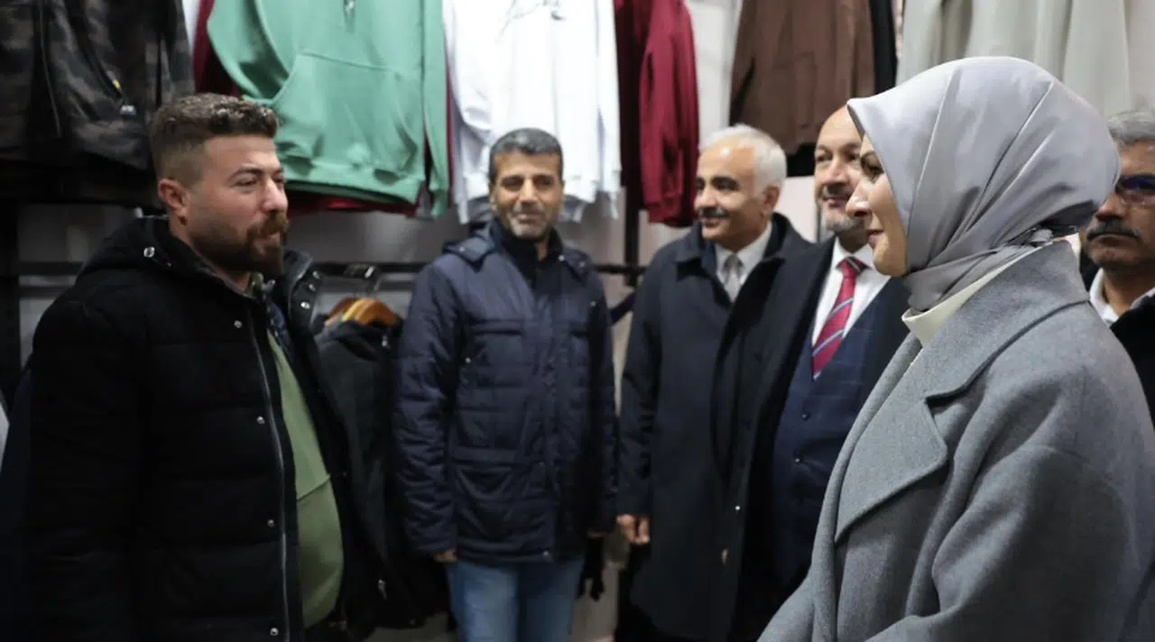 Bakan Göktaş deprem bölgesinde esnafı ziyaret etti