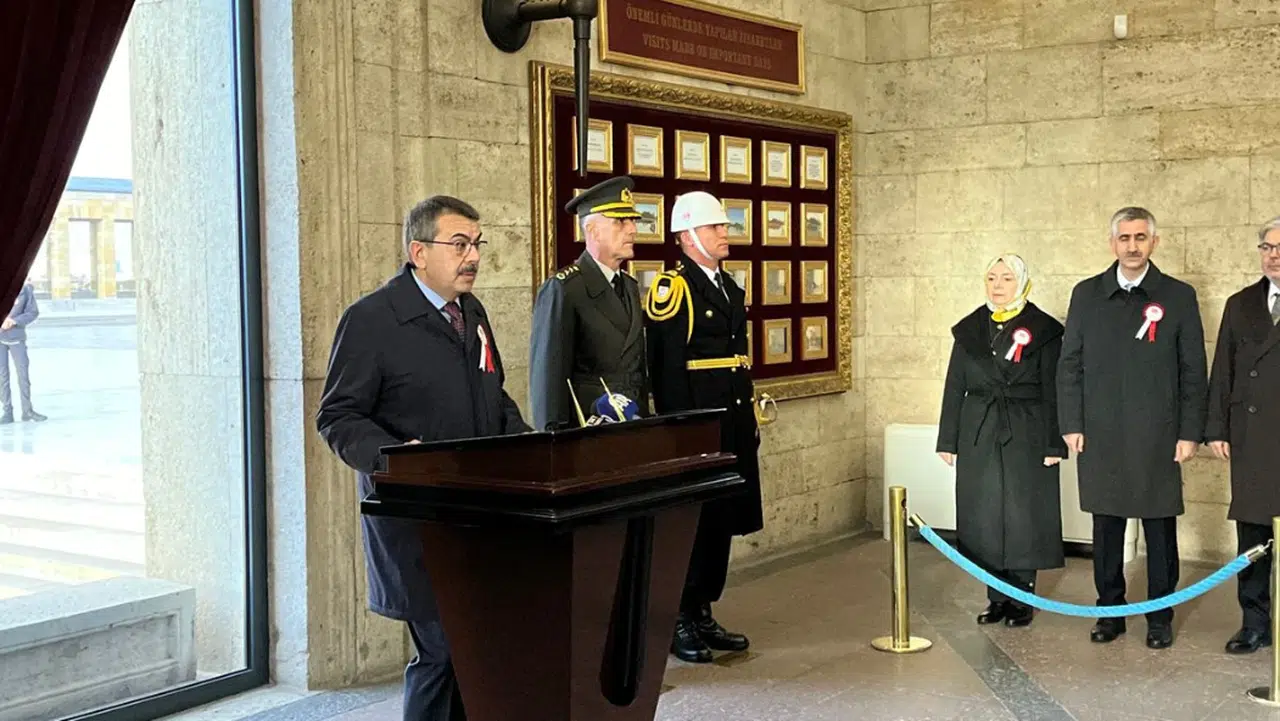 Bakan Tekin 81 ilden gelen öğretmenlerle Anıtkabir’i ziyaret etti
