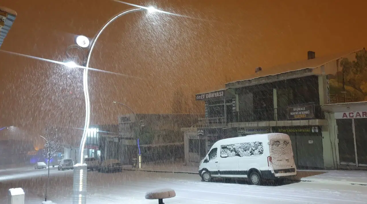 Başkale'de Kar Sürprizi: Geceyi Beyaza Bürüyen İlçe!