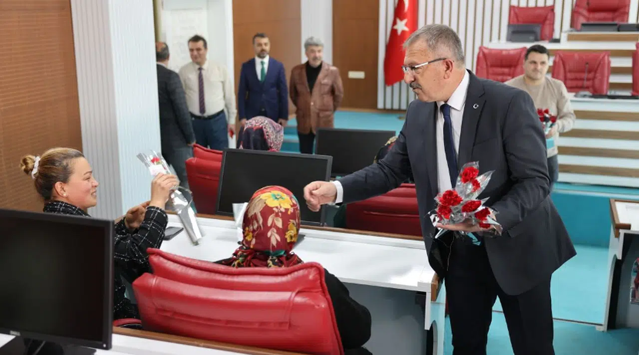 Başkan Aydın Kadın Personele Çiçek Dağıttı