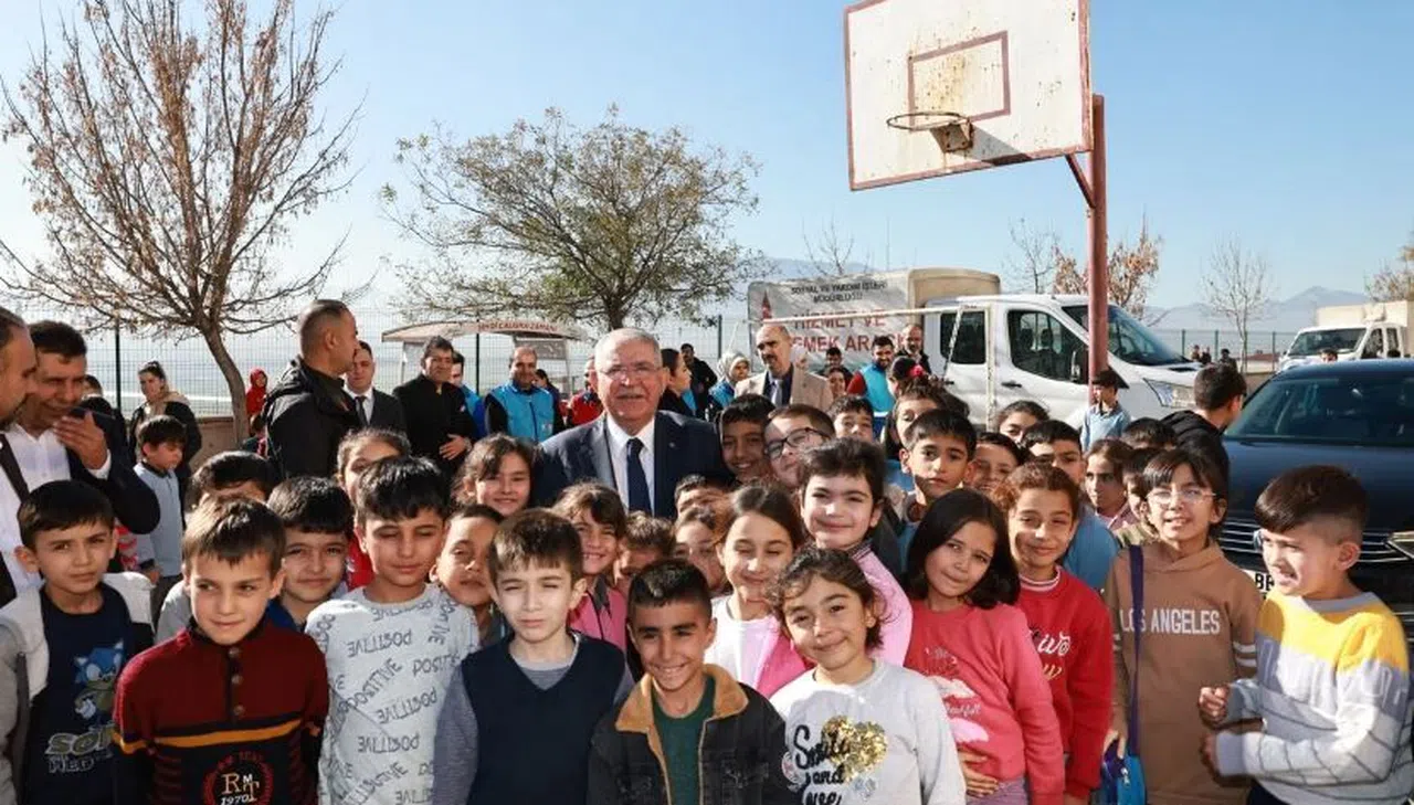 Başkan Mahçiçek’ten 500 ortaokul öğrencisine bot ve mont hediyesi