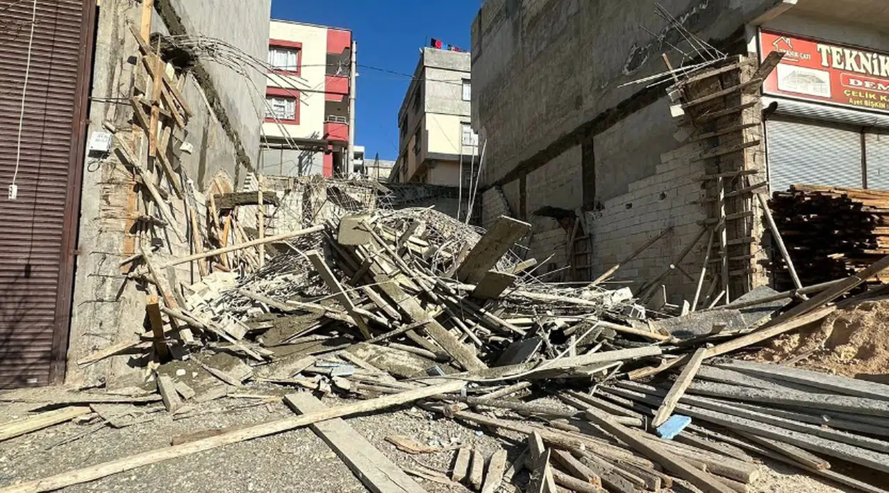 Beton dökümü sonrası inşaat çöktü: 1’i ağır 2 yaralı