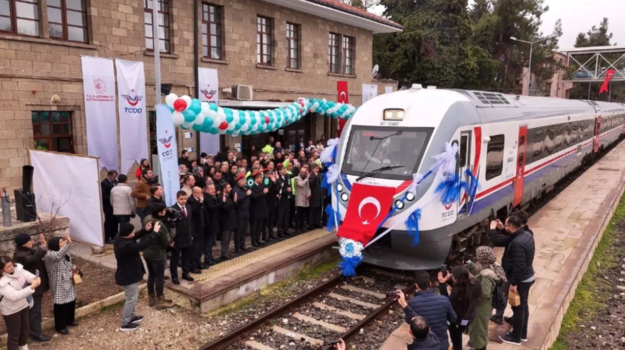 Burdur 15 yıl sonra yolcu trenine Güller Ekspres ile kavuştu