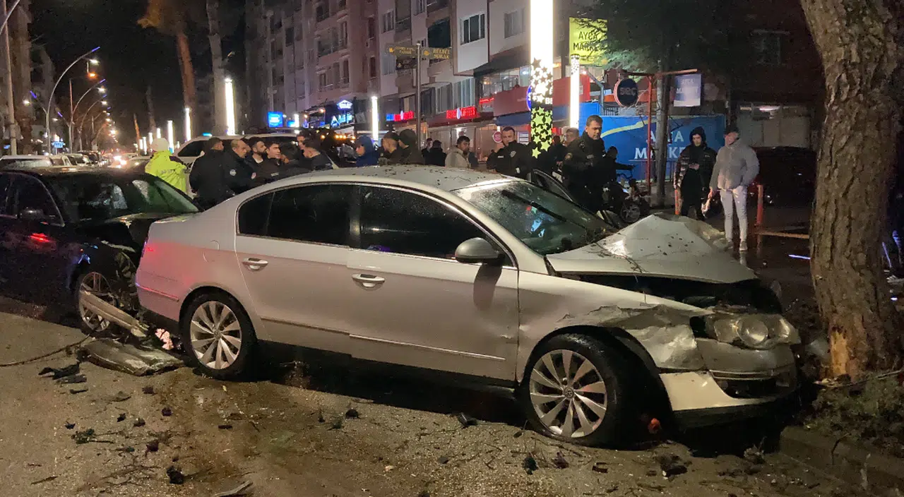 Burdur’da iki otomobil çarpıştı