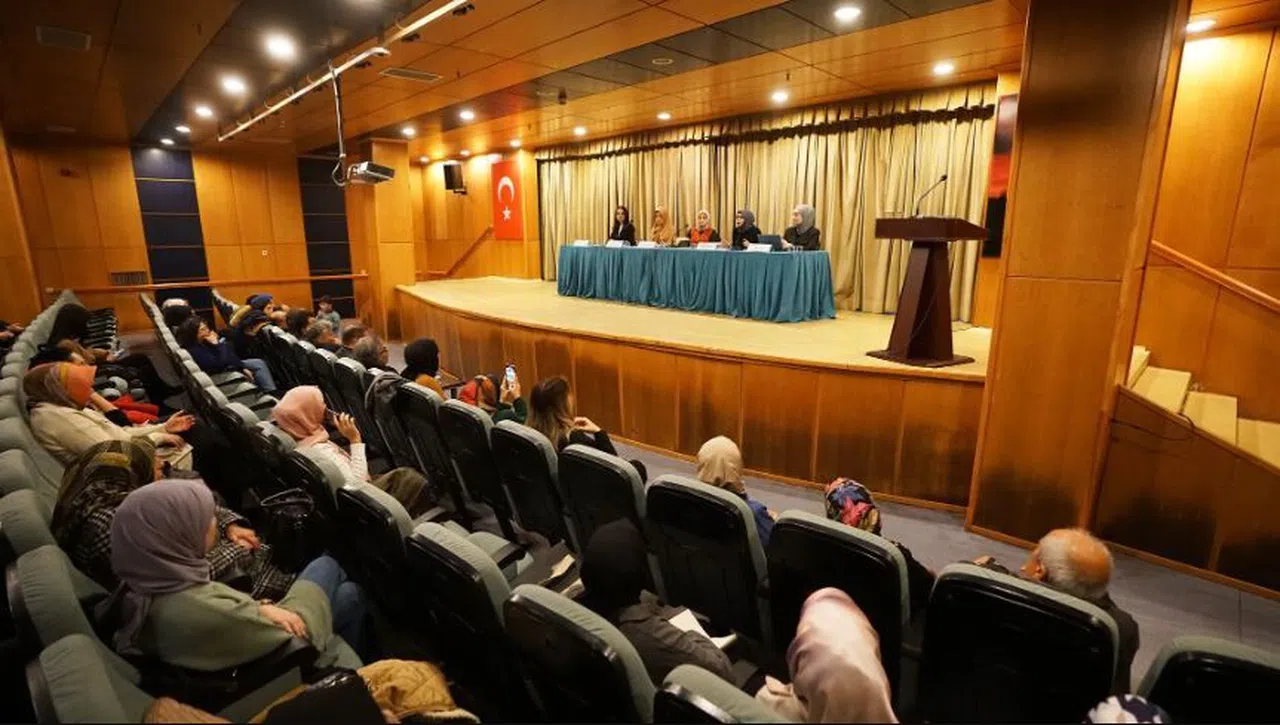 Büyükşehir Belediyesi'nin 4. Uluslararası Kültür Etkinliğinde Edebiyat Şöleni