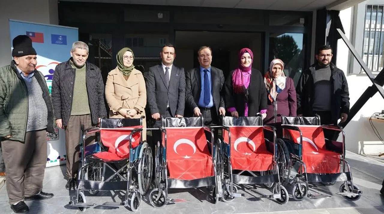 Büyükşehir engelli bireylere tekerlekli sandalyelerini teslim etti