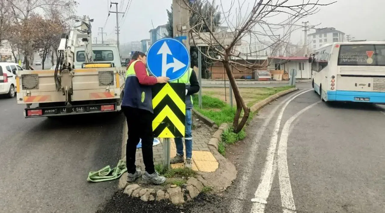 Büyükşehir, Trafik İşaretlerinin Bakım Onarımını Sürdürüyor