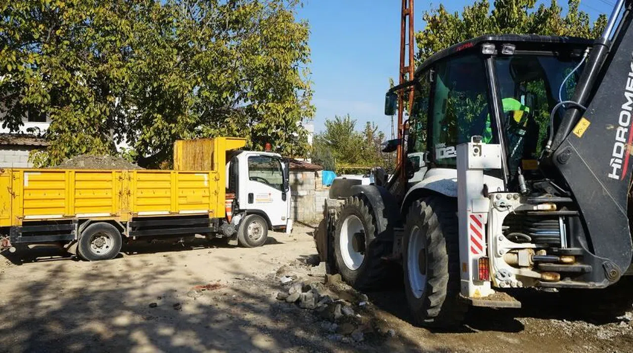 Büyükşehir, Türkoğlu’nda da Hafriyat Atıklarını Kaldırıyor
